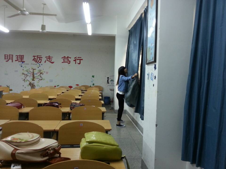 经济学院好故事：课后五分钟，无声的榜样力量！