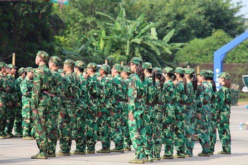 骄阳下的迷彩青春