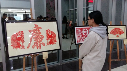 永利23411集团组织师生党员观看“春之别样红”廉政主题剪纸作品展