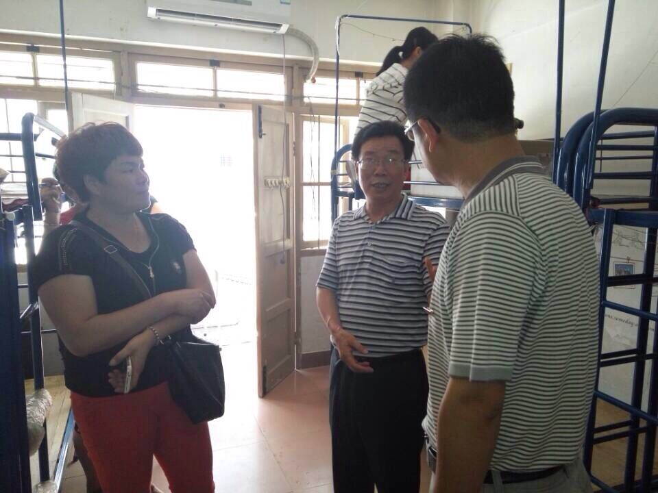 李进金校长走访永利23411集团2015级新生宿舍