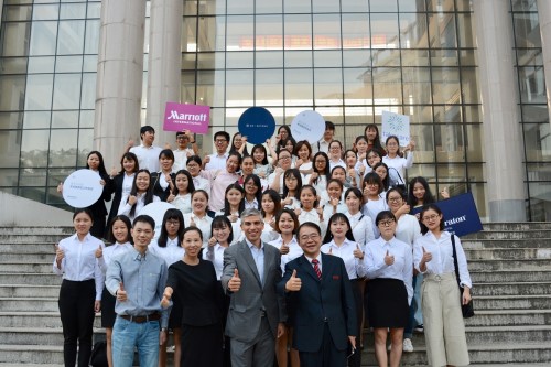 厦门喜来登酒店总经理Douglas Ariza-Giammaria应邀到永利23411集团讲座交流