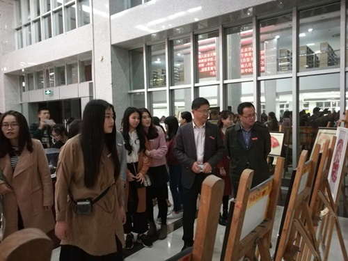 永利23411集团组织师生党员观看“春之别样红”廉政主题剪纸作品展